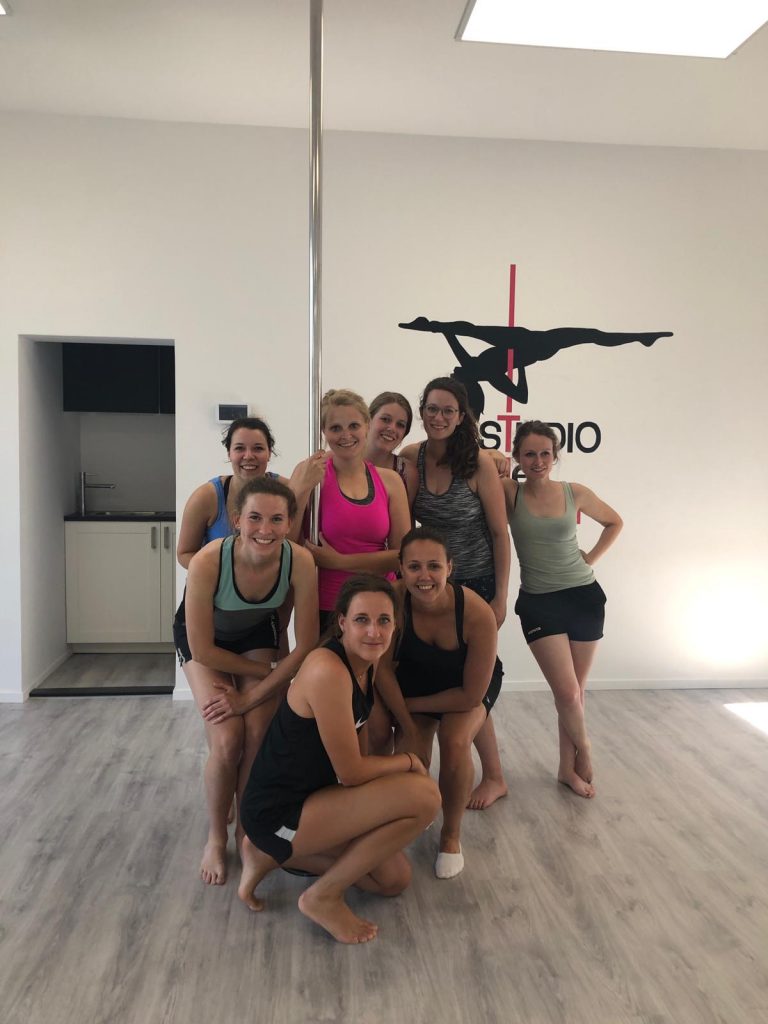 Boek een workshop paaldansen voor een vrijgezellenfeest